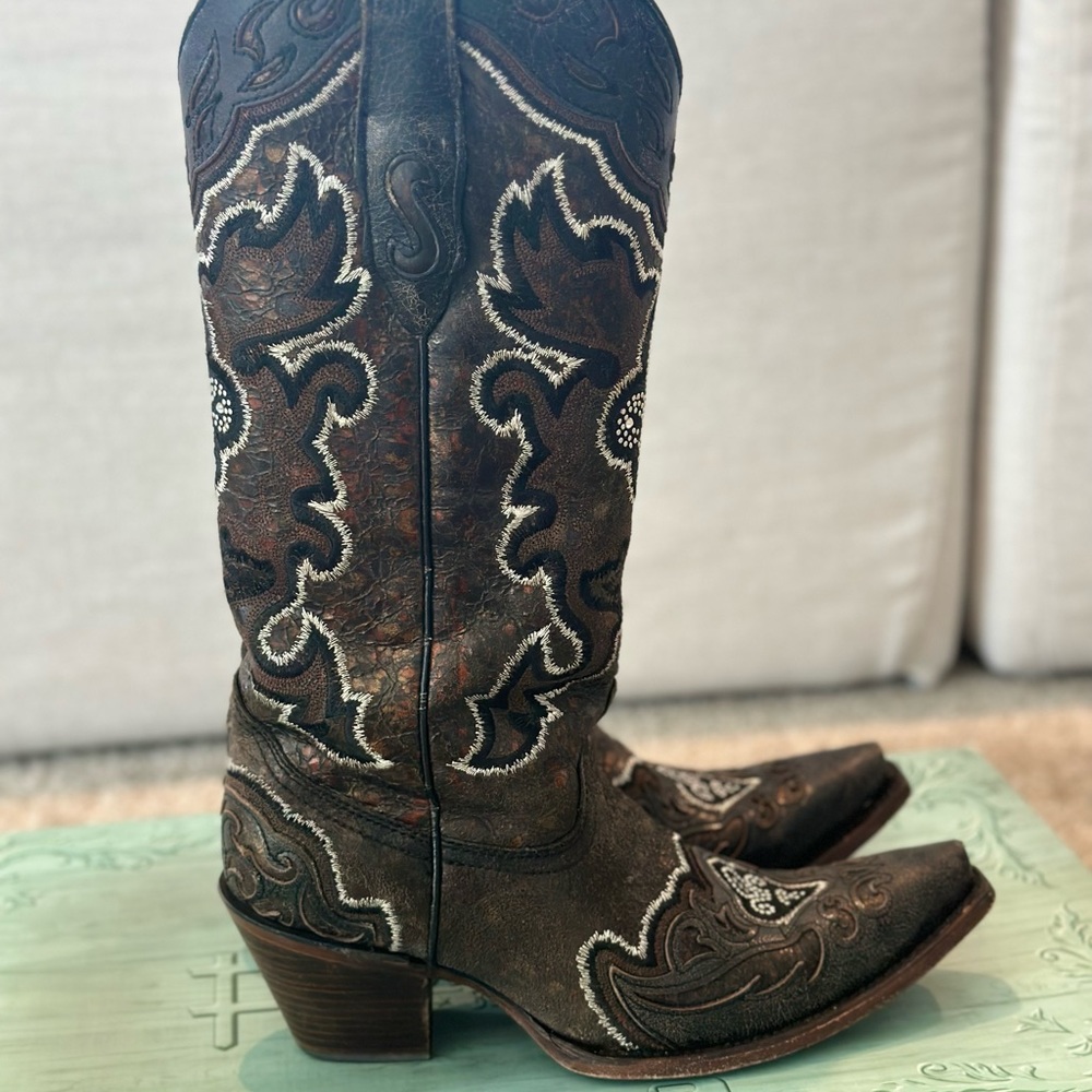 These cowboy boots are next level! Who else is loving these incredible boots?